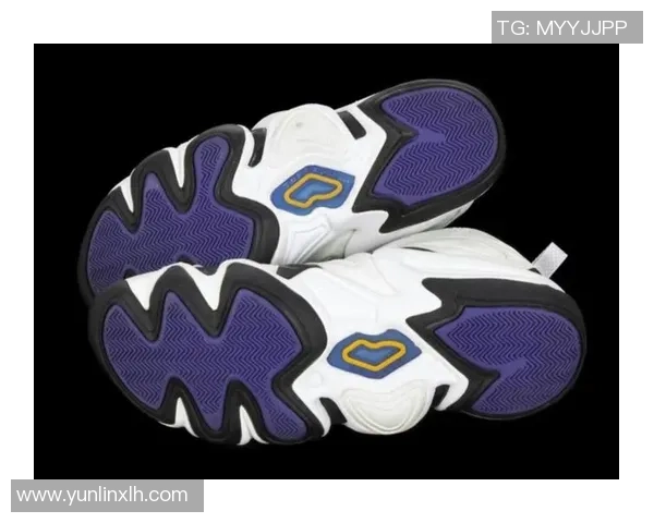 科比签名足球鞋高清图片展示细节与独特设计风格