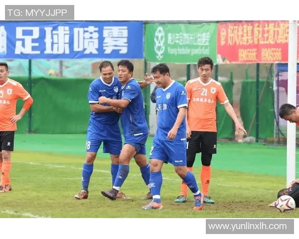 足球巨星场上并肩作战互相保护展现团队精神与友谊力量